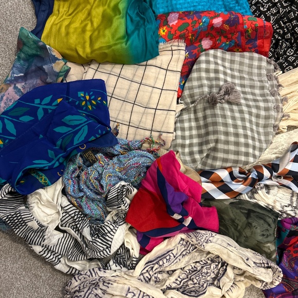 25 scarves! - Picture 2 of 4